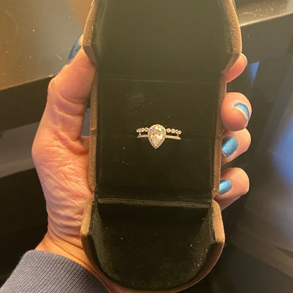 1.85 CTW Pear halo moissanite ring size 9 new in box - Picture 6 of 7